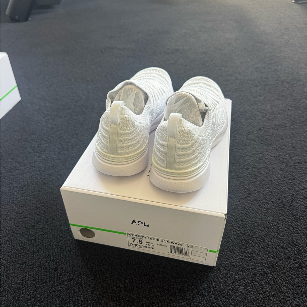 NWT APL wave white/white size 7.5 women’s - Picture 3 of 3